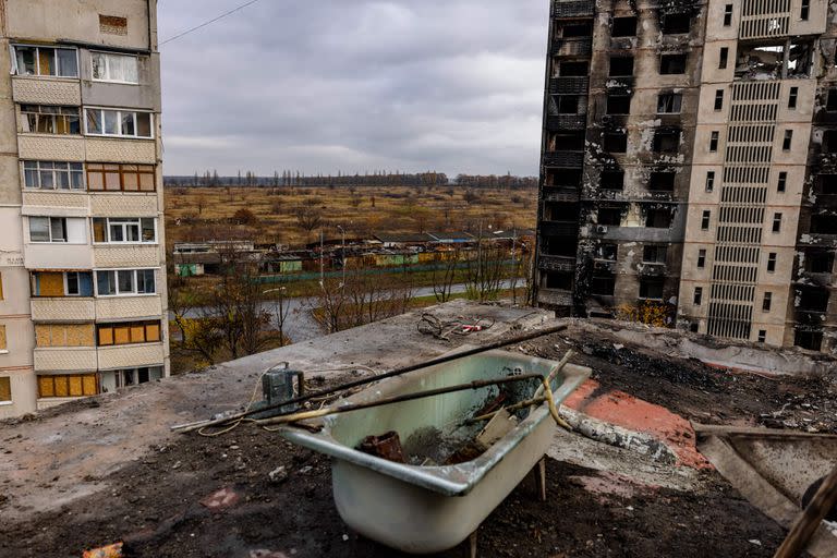 Esta fotografía tomada el 5 de noviembre de 2022 muestra edificios residenciales destruidos tras un bombardeo en las afueras de Kharkiv, en medio de la invasión rusa de Ucrania.