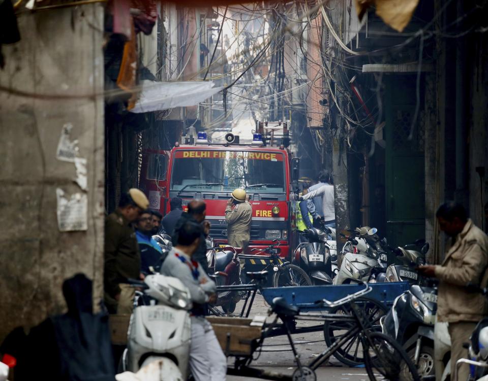 Un camión de bomberos junto al lugar de un incendio en una calle estrecha en Nueva Delhi, India, el 8 de diciembre de 2019. (AP Foto/Manish Swarup)