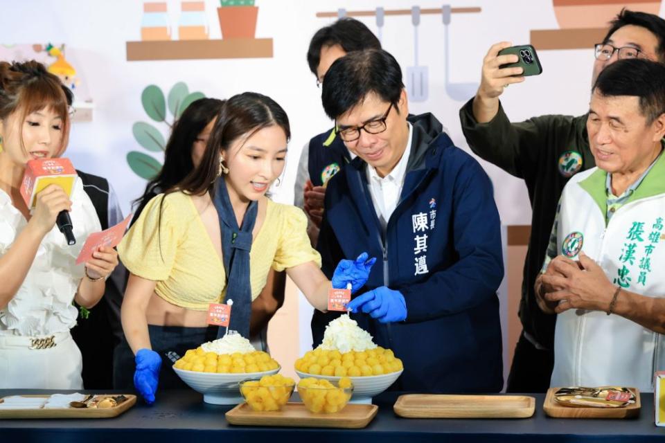 高雄市長陳其邁（前右二）出席宣傳夏季農業活動，手作新鮮鳳梨玉荷包限定冰品。（記者吳門鍵攝）