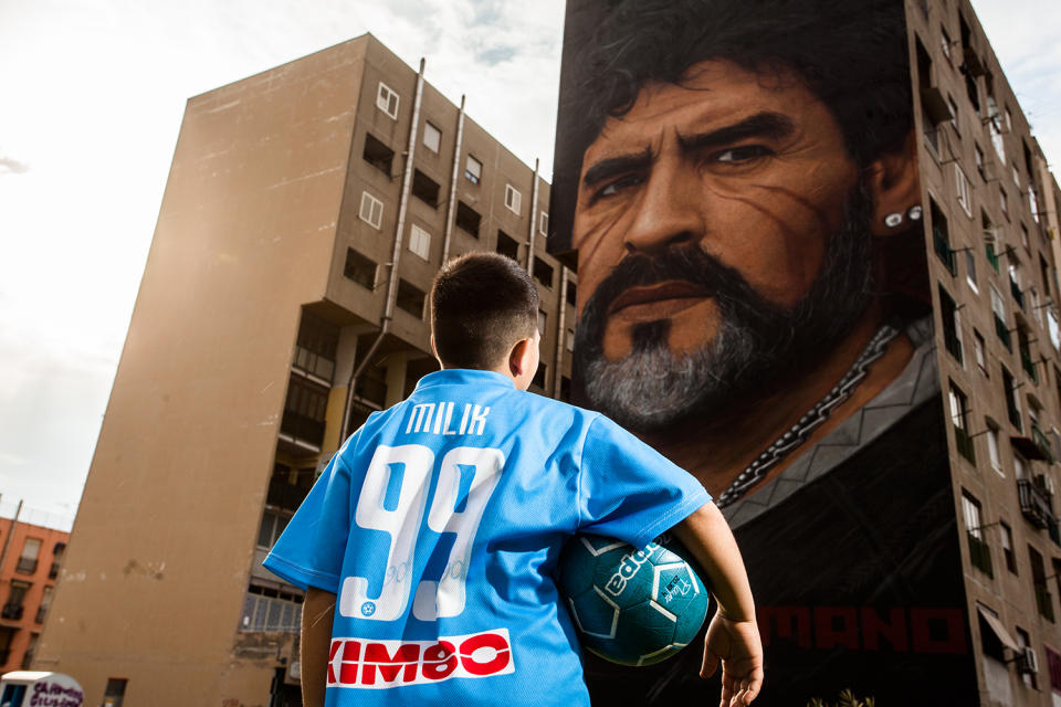 En Nápoles Maradona es venerado casi como un Dios por los logros que consiguió para el equipo (Photo by Paolo Manzo/NurPhoto via Getty Images)