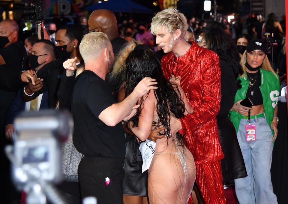 US rapper Machine Gun Kelly and US actress Megan Fox arrive for the 2021 MTV Video Music Awards at Barclays Center in Brooklyn, New York, September 12, 2021. (Photo by ANGELA WEISS / AFP) (Photo by ANGELA WEISS/AFP via Getty Images)