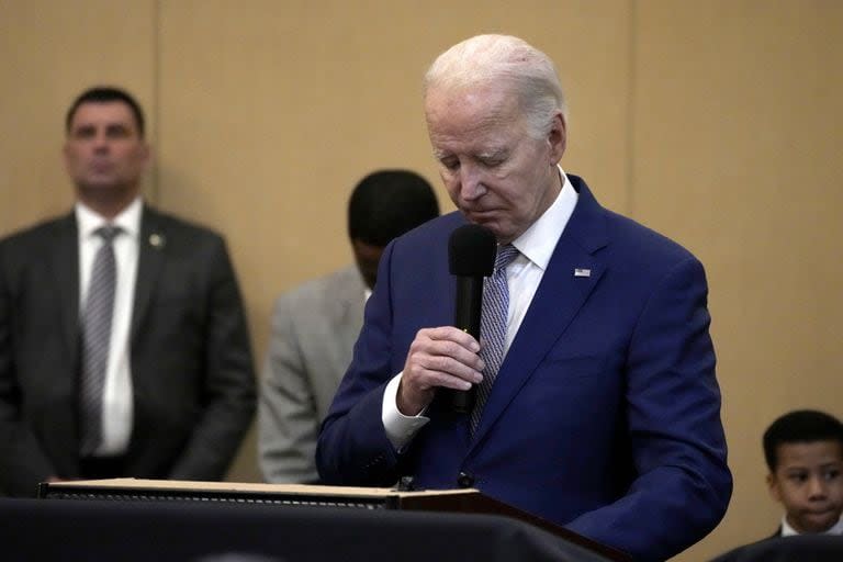 El presidente Joe Biden inclina la cabeza en un momento de silencio por las tres tropas estadounidenses asesinadas el domingo (AP Photo/Jacquelyn Martin)