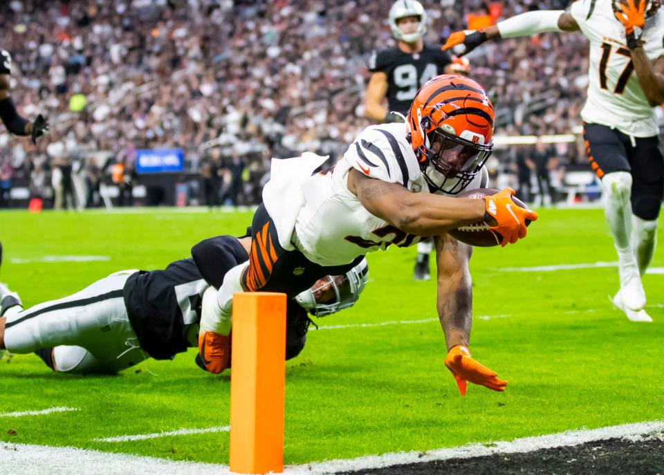 Joe Mixon and the Cincinnati Bengals are favored to beat the Pittsburgh Steelers in NFL Week 12.