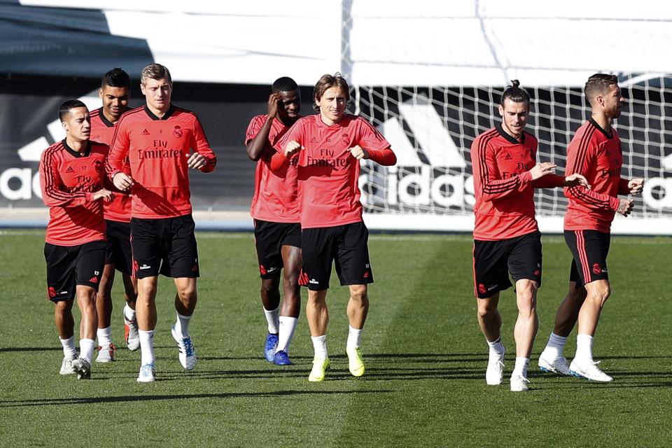 Sergio Ramos (derecha) y otros jugadores del Real Madrid en el entrenamiento de hoy. Foto: EFE/Javier Lizón