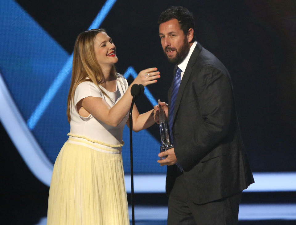 Actress Drew Barrymore presents the award for favorite comedic movie actor to Adam Sandler at the 2014 People's Choice Awards in Los Angeles, California January 8, 2014.   REUTERS/Mario Anzuoni (UNITED STATES  - Tags: ENTERTAINMENT)  (PEOPLESCHOICE-SHOW)