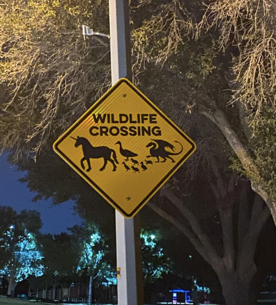 Street warning sign: "Wildlife crossing"