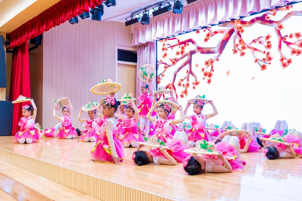 <span>順德聯誼總會何日東小學學生表演中國舞「我家住在桃花山」。</span>