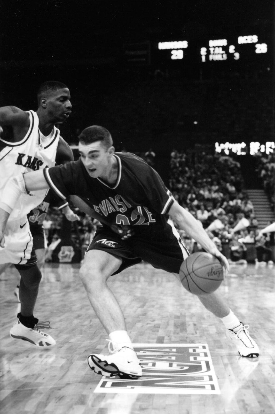 Craig Snow dribbles during the Aces' 1999 NCAA tournament game against Kansas.