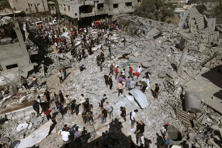 Un edificio destruido luego de un bombardeo israeli en Rafah, en  el sur de Gaza. (Foto de MOHAMMED ABED / AFP)