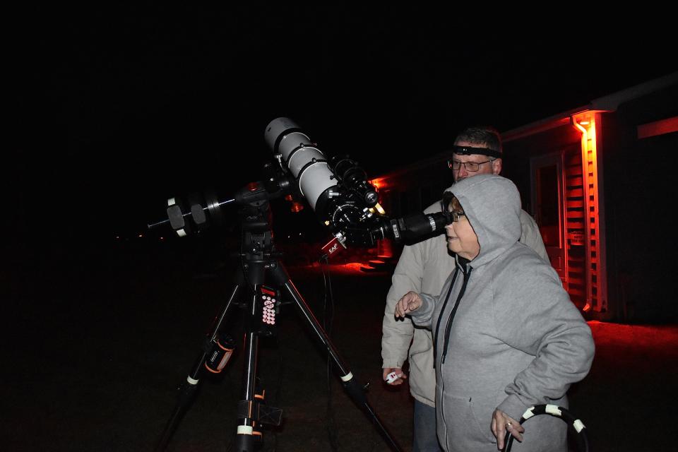 Kathy Siok views Saturn through Steve Hubbard's telescope. The tube alone costs $3,000.