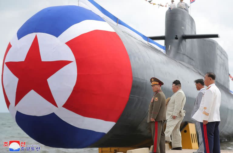 Esta imagen tomada el 6 de septiembre de 2023 y publicada por la Agencia Central de Noticias de Corea del Norte (KCNA) el 8 de septiembre muestra al líder norcoreano Kim Jong-un asistiendo a la ceremonia de presentación de un nuevo submarino nuclear, en una ubicación no revelada en Corea del Norte.