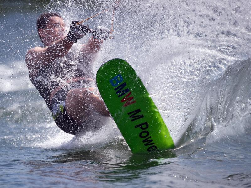 Passende Pfingst-Beschäftigung: Ein Wakeboarder fährt in Magdeburg über den Neustädter See. Foto: Daniel Naupold