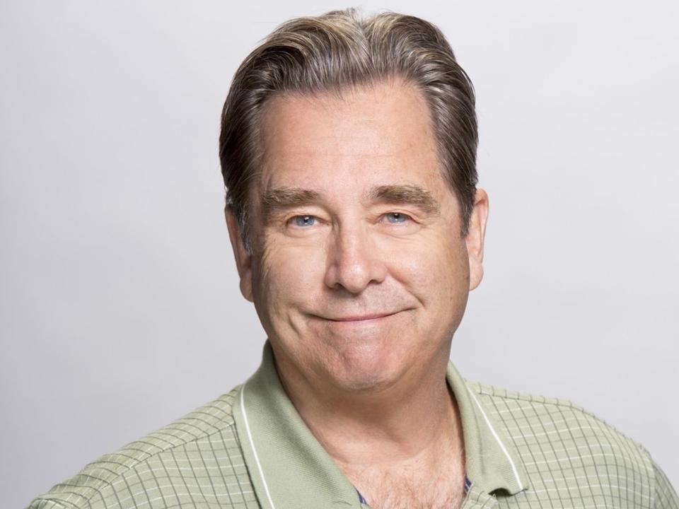 Im Gegensatz zu seinem jüngeren Bruder Jeff spielt Beau Bridges vorrangig in TV-Serien mit, etwa in "The Millers". Neidisch auf die Karriere des Bruders ist er nicht, im Gegenteil: Er sei sehr stolz auf Jeff, beteuert er angesprochen auf den "True Grit"-Star. (Bild: Paramount / 2013 CBS Broadcasting, Inc.)