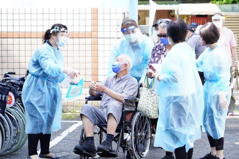 北市開放85歲以上長者施打疫苗首日，有民眾早早就到接種站等待，台北市長柯文哲呼籲大家在預約時段到場就可以了。（台北市政府提供）