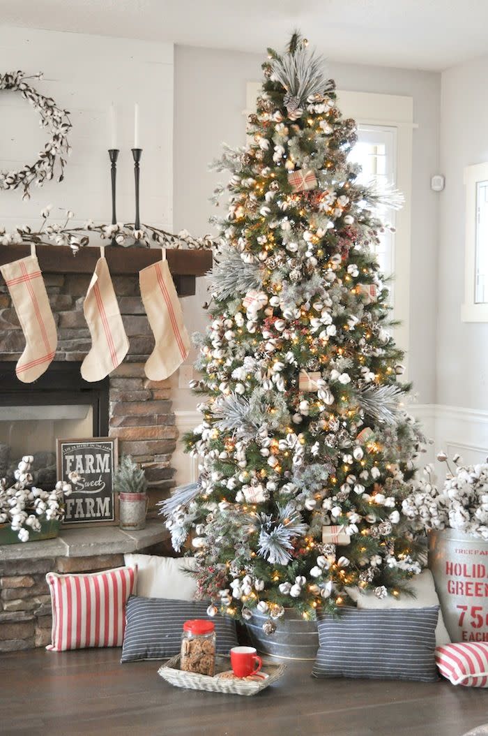 42) Farmhouse Christmas Tree