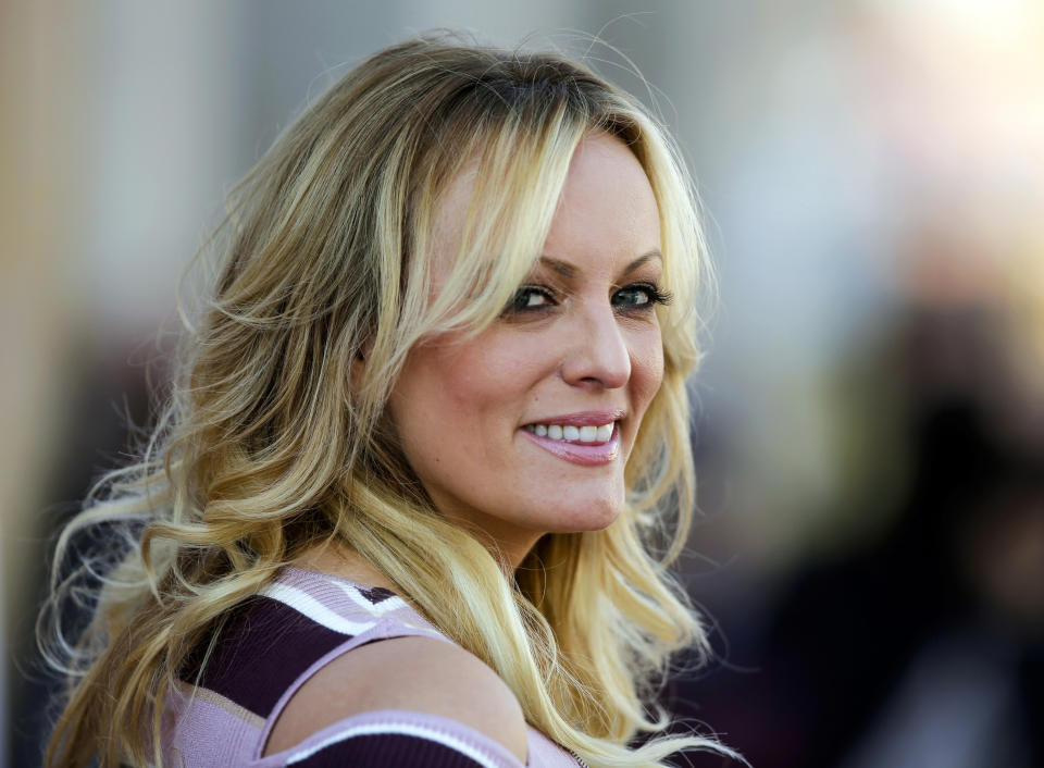 La actriz porno conocida como Stormy Daniels, quien dice que Donald Trump le pagó para que no revelase una relación que tuvo con él, fotografiada el 11 de octubre del 2018 en un fesetival de Berlín. (AP Photo/Markus Schreiber, File)