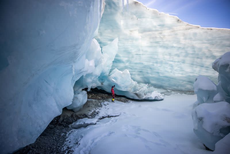 Austrian glaciologists explore cavity of disintegrating glacier near Galtuer