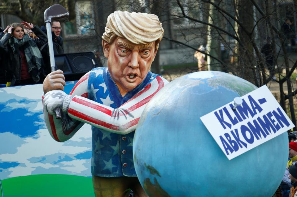 <p>Auch der Austritt der USA aus dem Pariser Klimaabkommen darf nicht fehlen. Das haben die Karnevalisten in Mainz kreativ gelöst: Eine Trump-Figur in Stars-and-Stripes-Jacke drischt mit einem Golfschläger auf die Erdkugel ein. (Bild: REUTERS/Ralph Orlowski) </p>