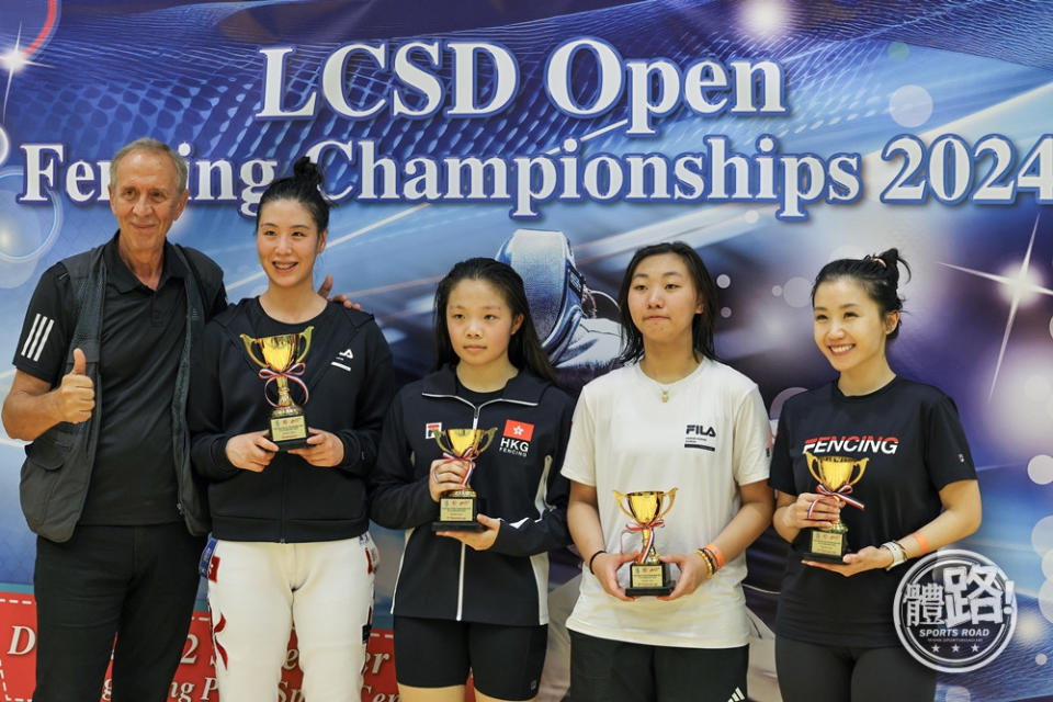 Women's weight coach Tavi (first from left) took a photo with the four winners after the game