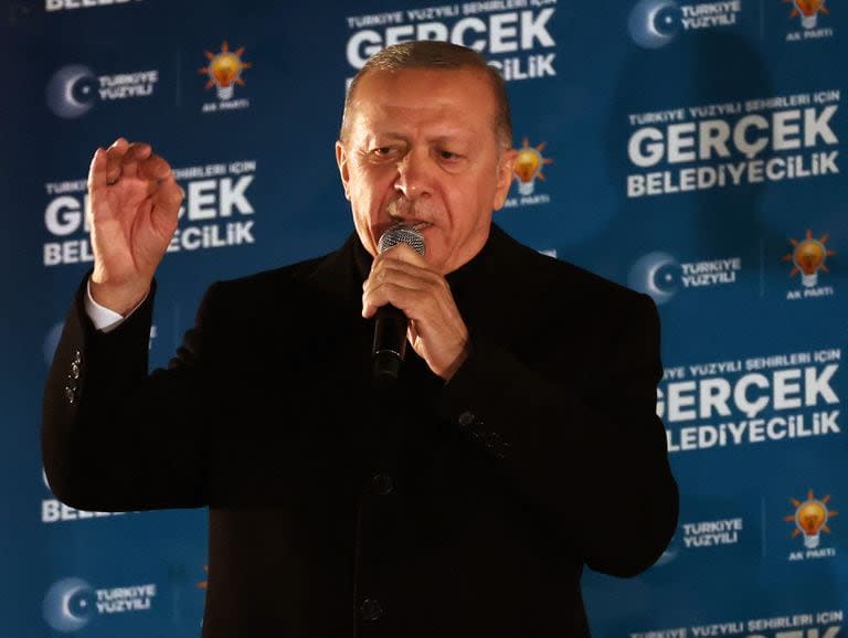 El presidente turco y líder del Partido Justicia y Desarrollo (AK), Recep Tayyip Erdogan, pronuncia un discurso después de su derrota en las elecciones municipales locales turcas, en la sede del Partido AK en Ankara el 1 de abril de 2024