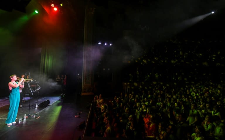 Hontele plays to a full house at Bogota's Teatro Colon