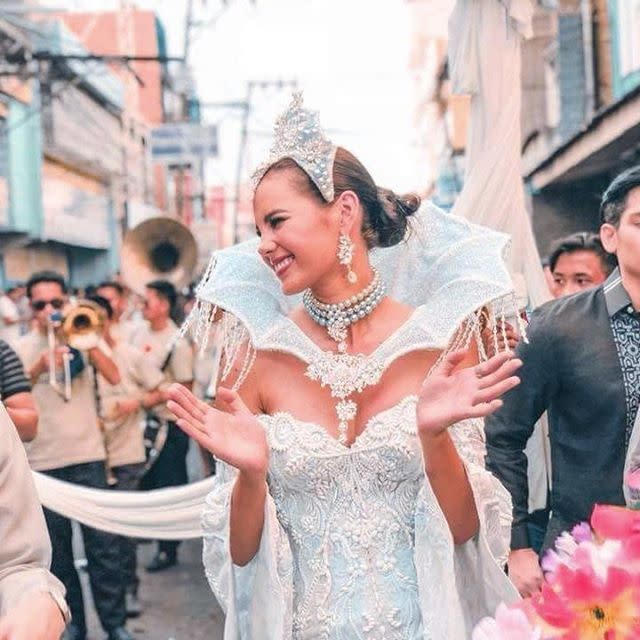 <p>Catriona ha participado en diversas actividades culturales y carnavales alrededor de Filipinas, compartiendo de manera directa con su gente. <a rel="nofollow noopener" href="https://www.instagram.com/catriona_gray/?hl=en" target="_blank" data-ylk="slk:Foto: Catriona Gray/Instagram;elm:context_link;itc:0;sec:content-canvas" class="link ">Foto: Catriona Gray/Instagram</a> </p>