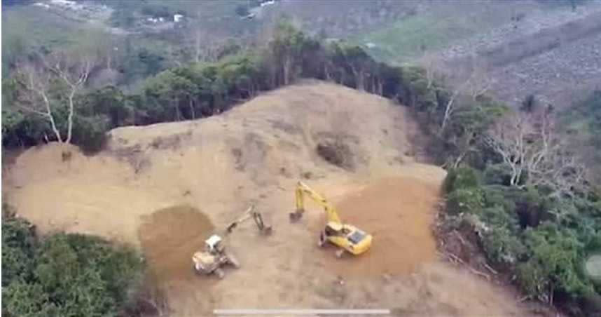 民眾透過空拍畫面發現枋寮山區有怪手開挖情形，光電業者解釋，正在進行水保工程。（圖／屏東縣議員蔣月惠提供）