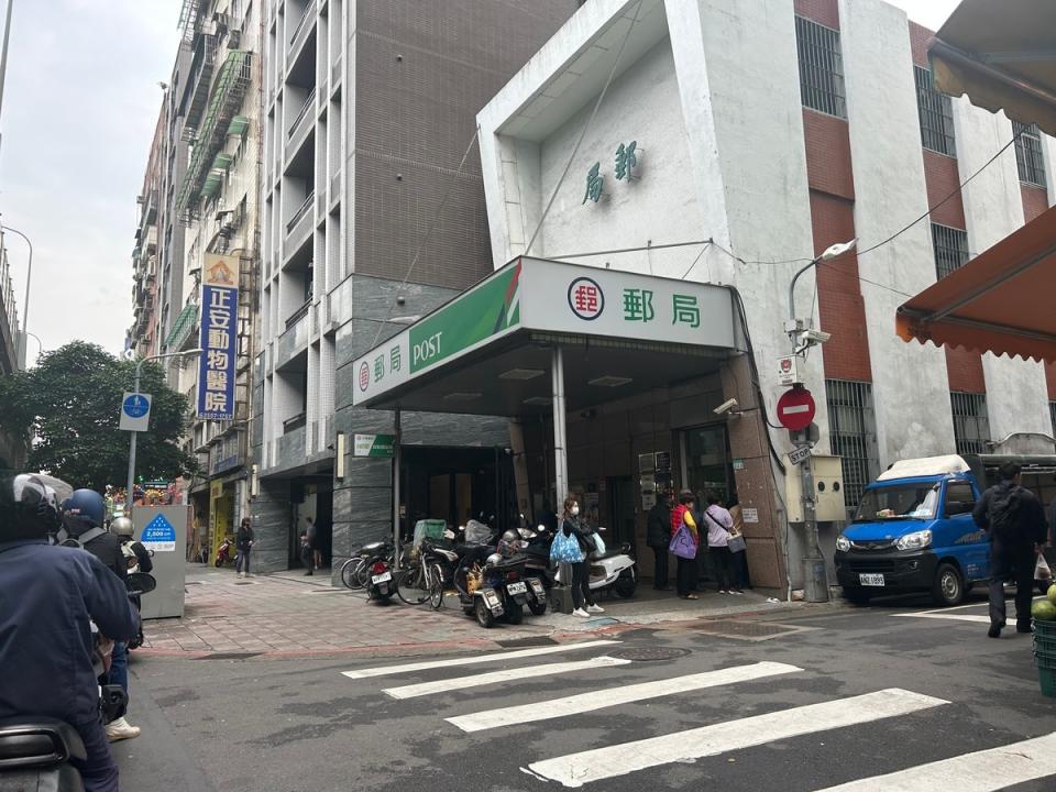 勞動節連續假期，各地郵局營業窗口停止營業。   圖：林岑韋／攝