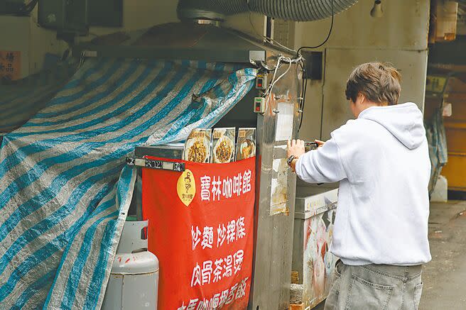 台北市遠百信義「寶林茶室」素食餐廳爆發疑似食物中毒，27日市政府要求所有分店勒令停業。圖為饒河街的本店「寶林咖啡館」，以帆布將爐灶等廚房設備蓋著，停止營業。（王英豪攝）