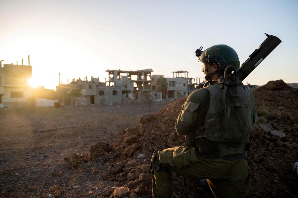 以色列軍方17日公布士兵在加薩作戰畫面。路透社