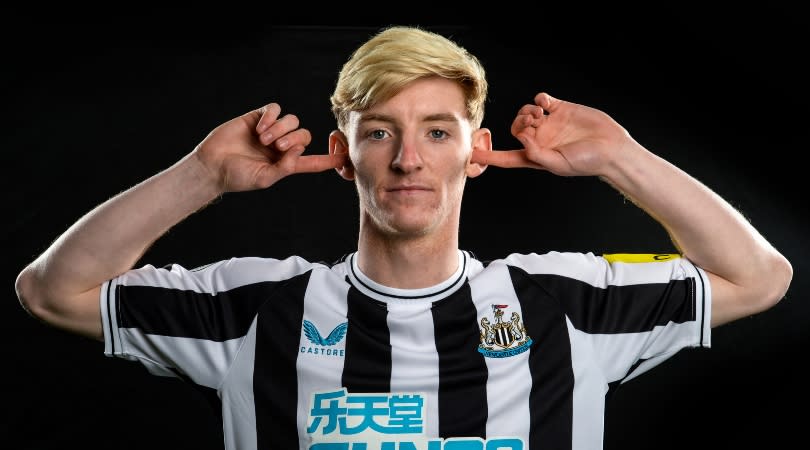 Anthony Gordon, Ocak 2023'te Everton'dan Newcastle United'a imza attıktan sonra poz veriyor.