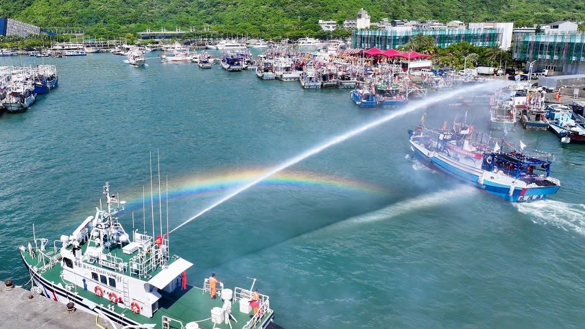 ▲海巡署雲林艦在港區噴水恭迎媽祖壯觀場面。