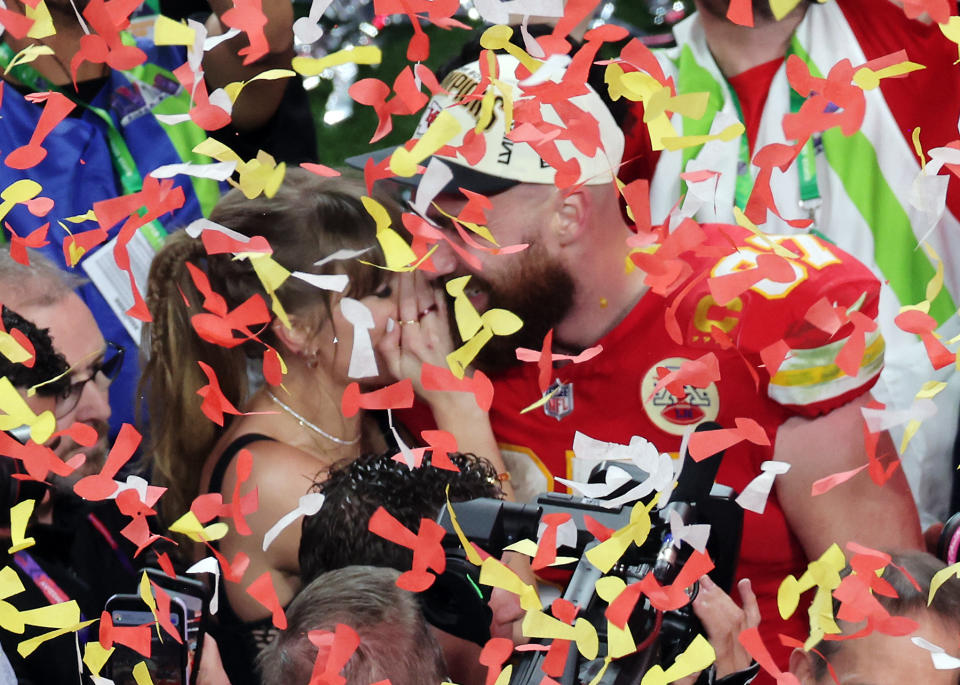 Travis Kelce celebrando con Taylor Swift la victoria de Kansas City Chiefs.