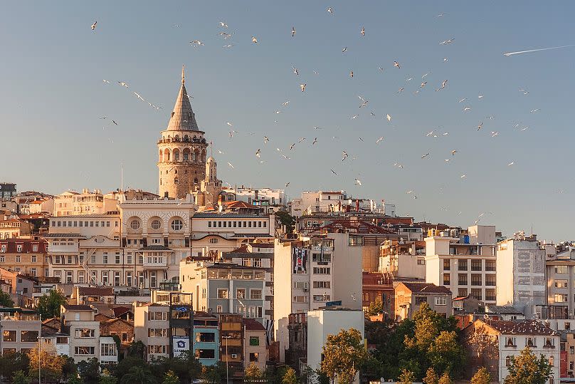 Istanbul, die pulsierende Metropole der Türkei, teilt sich den dritten Platz mit Faro.