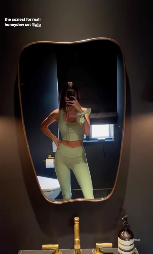 Kendall Jenner Alo Lavish bra, 7/8 high-waist leggings Set, Women's  Fashion, Activewear on Carousell