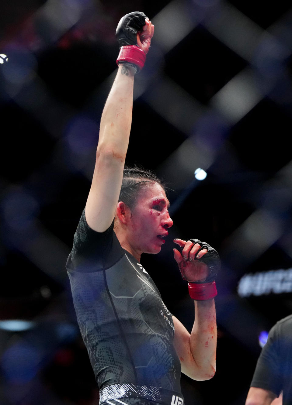 16 de diciembre de 2023;  Las Vegas, Nevada, Estados Unidos;  Irene Aldana (guantes rojos) reacciona después de derrotar a Carol Rosa (no en la foto) durante UFC 296 en T-Mobile Arena.  Crédito obligatorio: Stephen R.  Silvani-USA TODAY Deportes