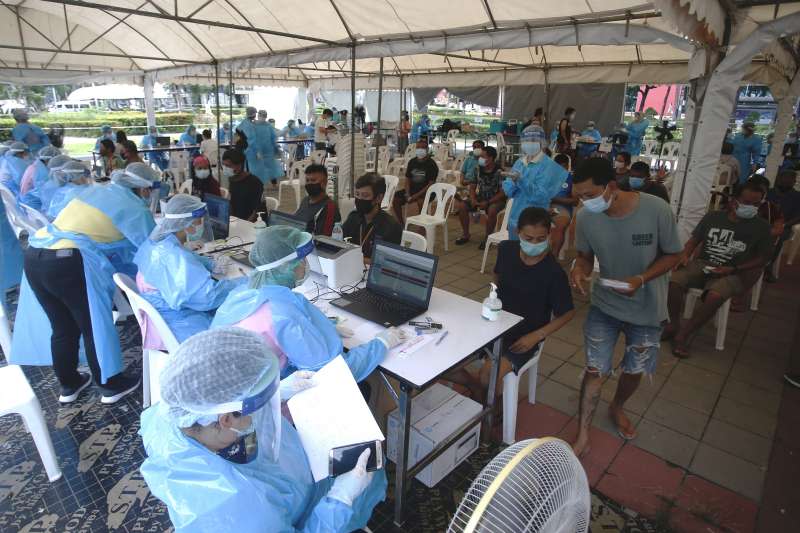 5月4日，泰國曼谷空堤區，人們等待接種疫苗（美聯社）