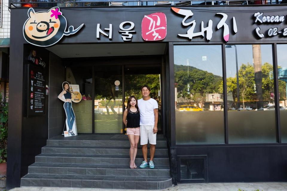 在韓國做紅參生意的劉平鍾，意外認識帶批貨教學團的邱珮瑄，2人相戀後決定在台北士林開燒肉店。
