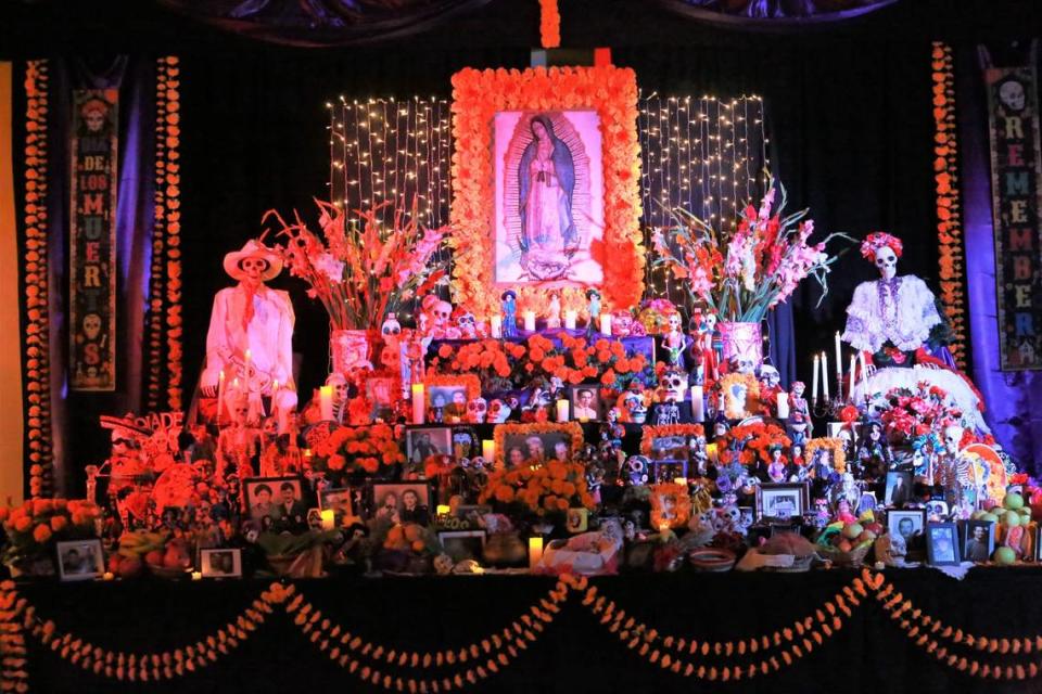 El altar principal en el octavo evento anual del Día de Muertos en el Kings Cultural Center, el 24 de octubre de 2021, en Armona.