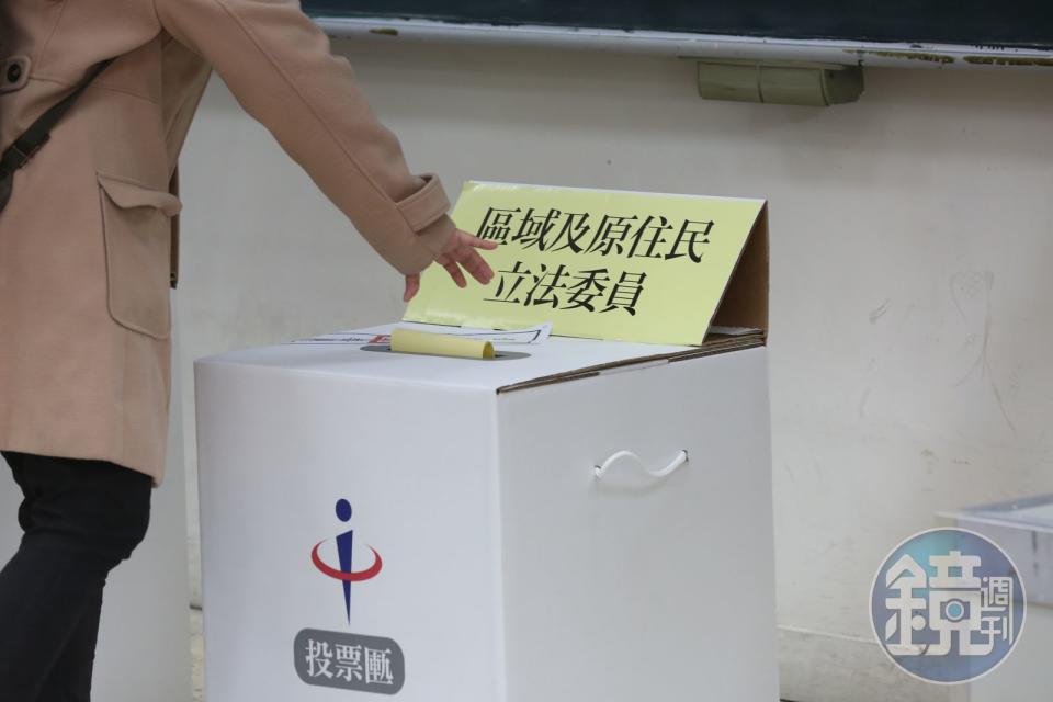 下週就是總統立委大選投票，近日選舉公報寄發，候選人五花八門的政見內容引發熱議。（本刊資料照）