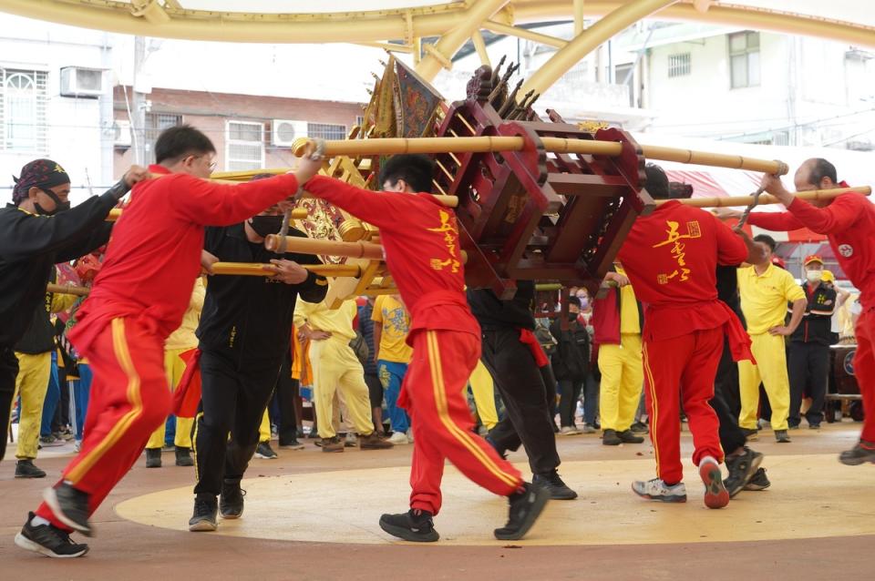 「桃園媽祖昇天祭」進行神轎會香儀式。   圖：八德區公所／提供