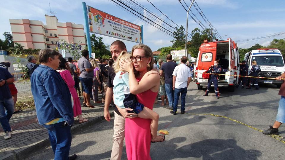 Nach dem Angriff auf die Kinderkrippe in Blumenau trösten entsetzte Eltern ihre Tochter. (Bild: dpa)