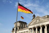 <b>Germania</b><br><br> La Germania, complice anche un <b>calo demografico</b> pesante previsto entro il 2025, richiede ogni anno <b>120 mila lavoratori specializzati</b> dall’estero. E fra questi molti italiani, in particolare ingegnere, tecnici informatici, medici e personali sanitari, e addetti nel settore del turismo. Nel 2012 la presenza di italiani in Germania ha avuto un’impennata del <b>40%</b> , grazie a un incremento delle richieste.