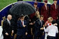 <p>Ebenfalls bei der WM 2018 in Moskau kam es zu dieser kuriosen Szene. Gastgeber Putin ließ alle während der Siegerehrung im Finale wortwörtlich im Regen stehen. Während Frankreichs Staatspräsident Macron und Kroatiens Präsidentin Grabar-Kitarovic den Fußballspielern pitschnass gratulierten, blieb Wladimir Putin im Trockenen und beschlagnahmte den wohl einzigen Regenschirm der Veranstaltung. Dabei zeigte der russische Präsident deutlich, wer bei der WM 2018 die Fäden zieht. (Bild: Getty Images) </p>