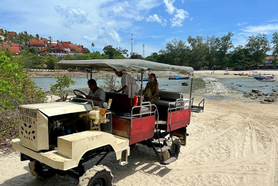 <sup>出入海島可乘坐越野車過橋，如潮漲時就要坐上小船。</sup>