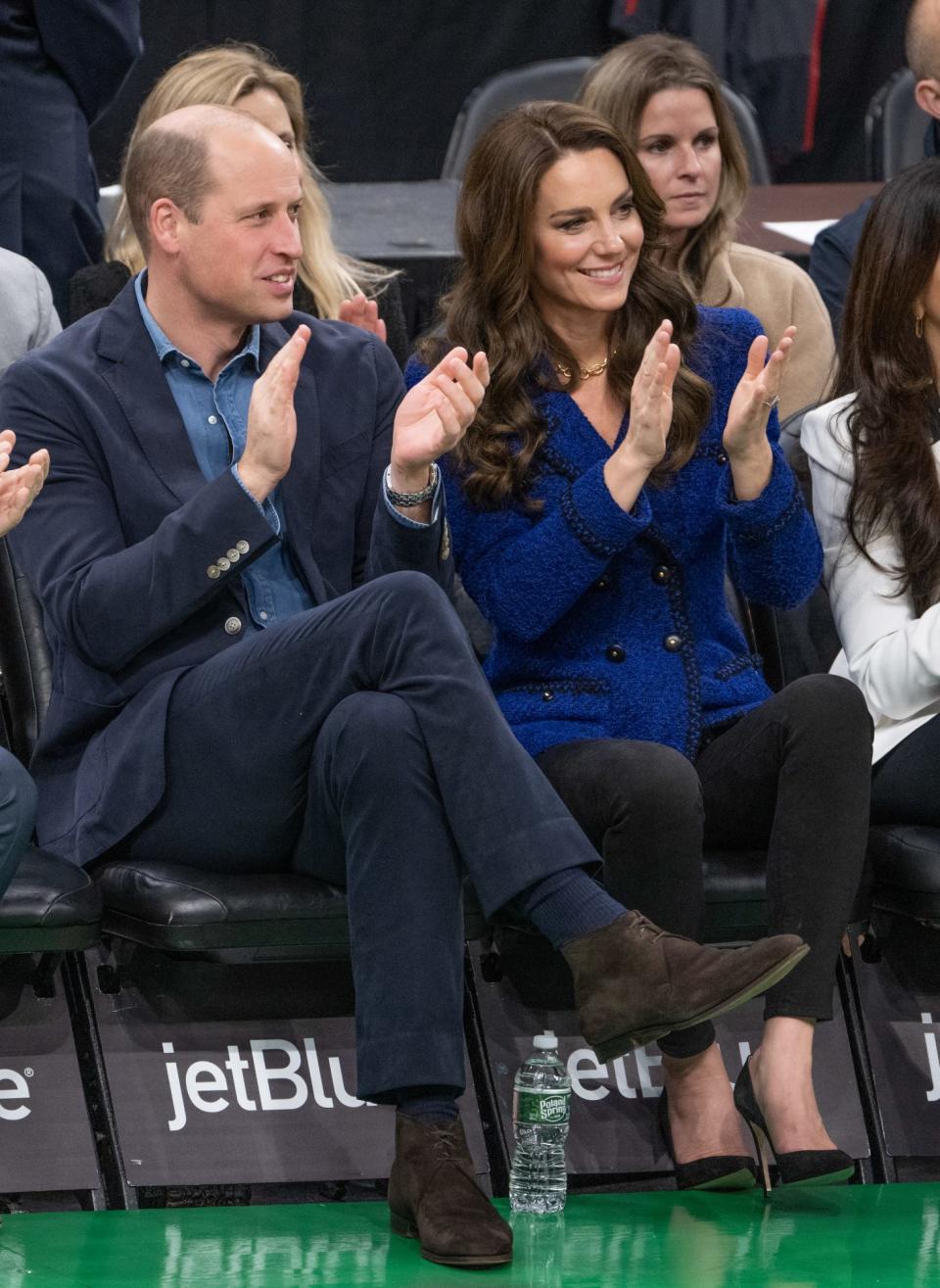 <p>Hasta en un juego de baloncesto, Kate no sacrifica su estilo. Asistió a un juego de los Boston Celtics llevando un blazer vintage de Chanel en un tono azul real.</p>