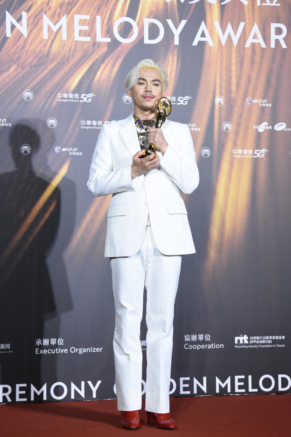 TAIPEI, CHINA - AUGUST 21: Singer Hush poses with trophy backstage during the 32nd Golden Melody Awards on August 21, 2021 in Taipei, Taiwan of China. (Photo by Chen Lihong/VCG via Getty Images)