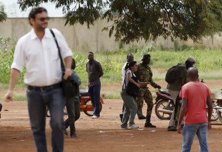 Presidential guard soldiers charge protesters and journalists at Laico hotel in Ouagadougou, Burkina Faso, September 20, 2015. REUTERS/Joe Penney