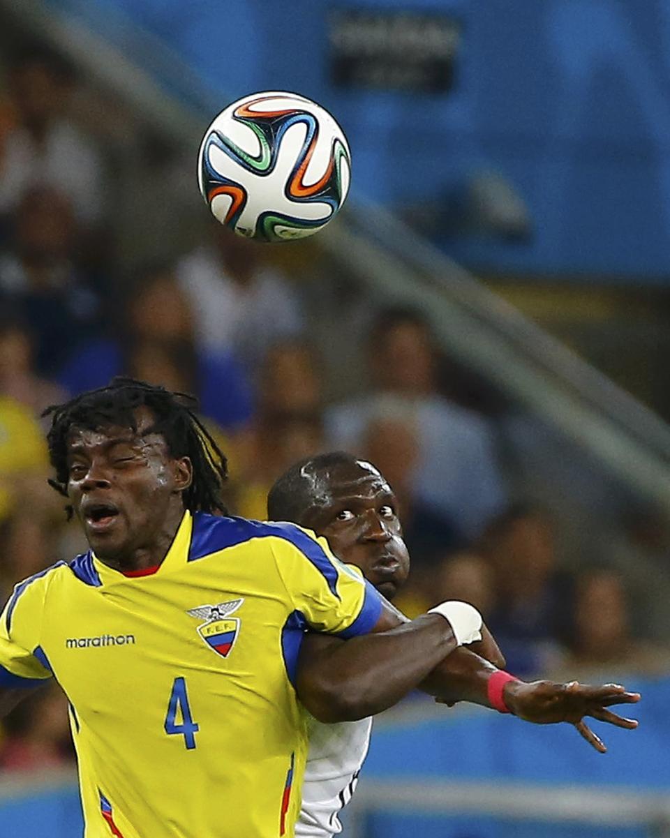 Ecuador's Juan Carlos Paredes (L) jumps for the ball with France's Moussa Sissoko during their 2014 World Cup Group E soccer match at the Maracana stadium in Rio de Janeiro June 25, 2014. REUTERS/Pilar Olivares (BRAZIL - Tags: SOCCER SPORT WORLD CUP)