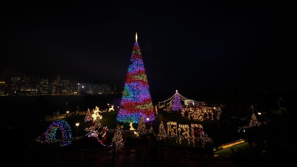 現場設有全港最高20米戶外巨型聖誕樹及8大主題聖誕小屋。(香港旅遊發展局)                               